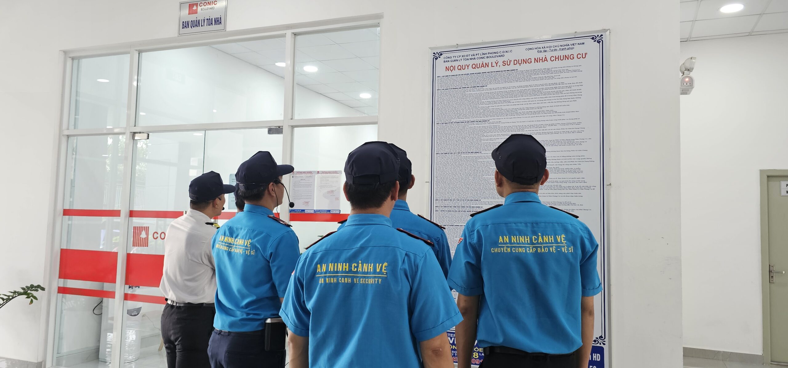 Nhân viên bảo vệ tại tiền sảnh chung cư