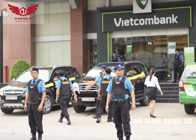 Bảo vệ ngân hàng kiểm tra an ninh