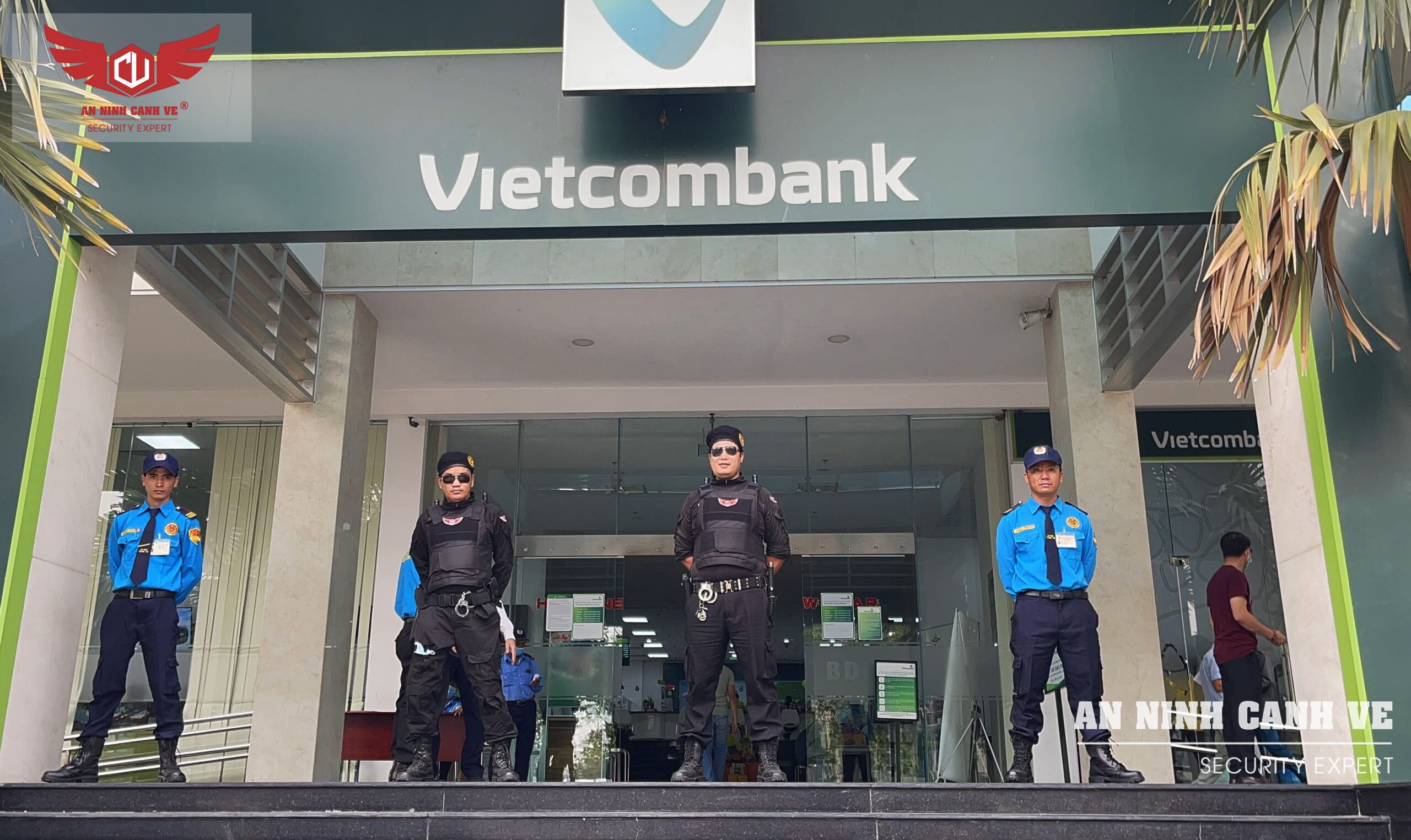 Nhân viên bảo vệ ngân hàng An Ninh Cảnh Vệ trực tại quầy giao dịch