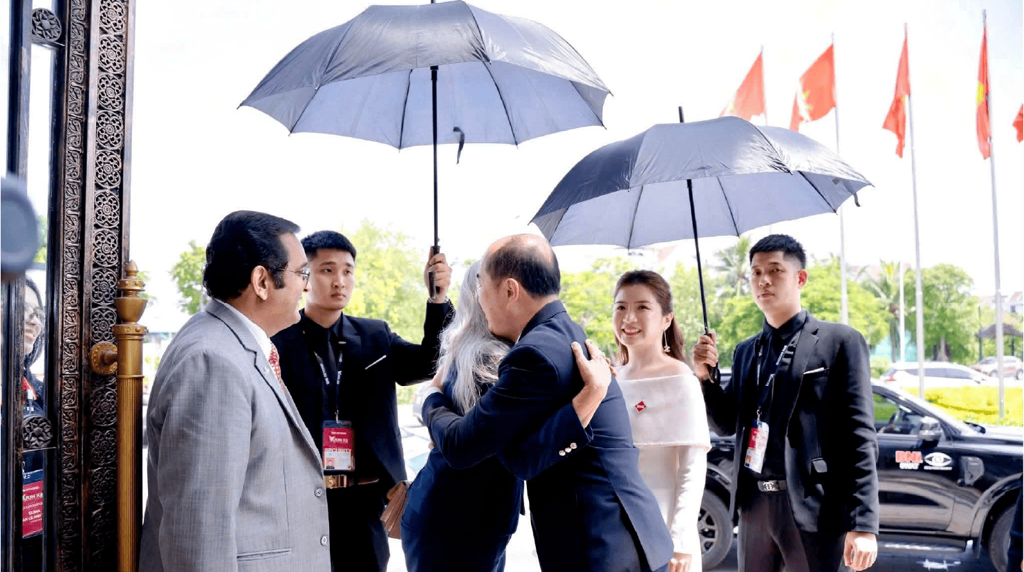Vệ sĩ chuyên nghiệp bảo vệ khách VIP tại sự kiện