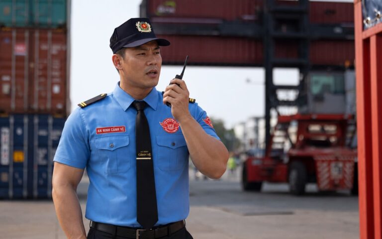 Nhân viên bảo vệ giám sát bãi container cảng biển An Ninh Cảnh Vệ