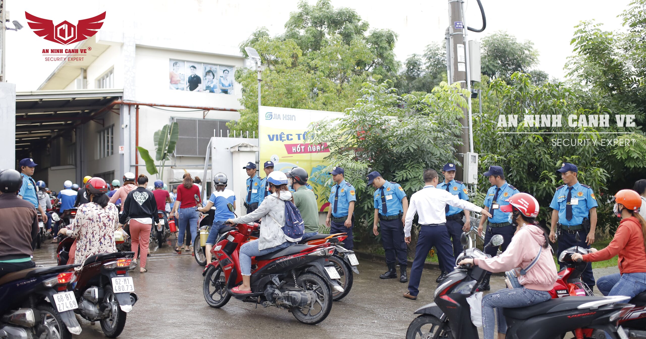 Nhân viên bảo vệ điều phối xe ra vào