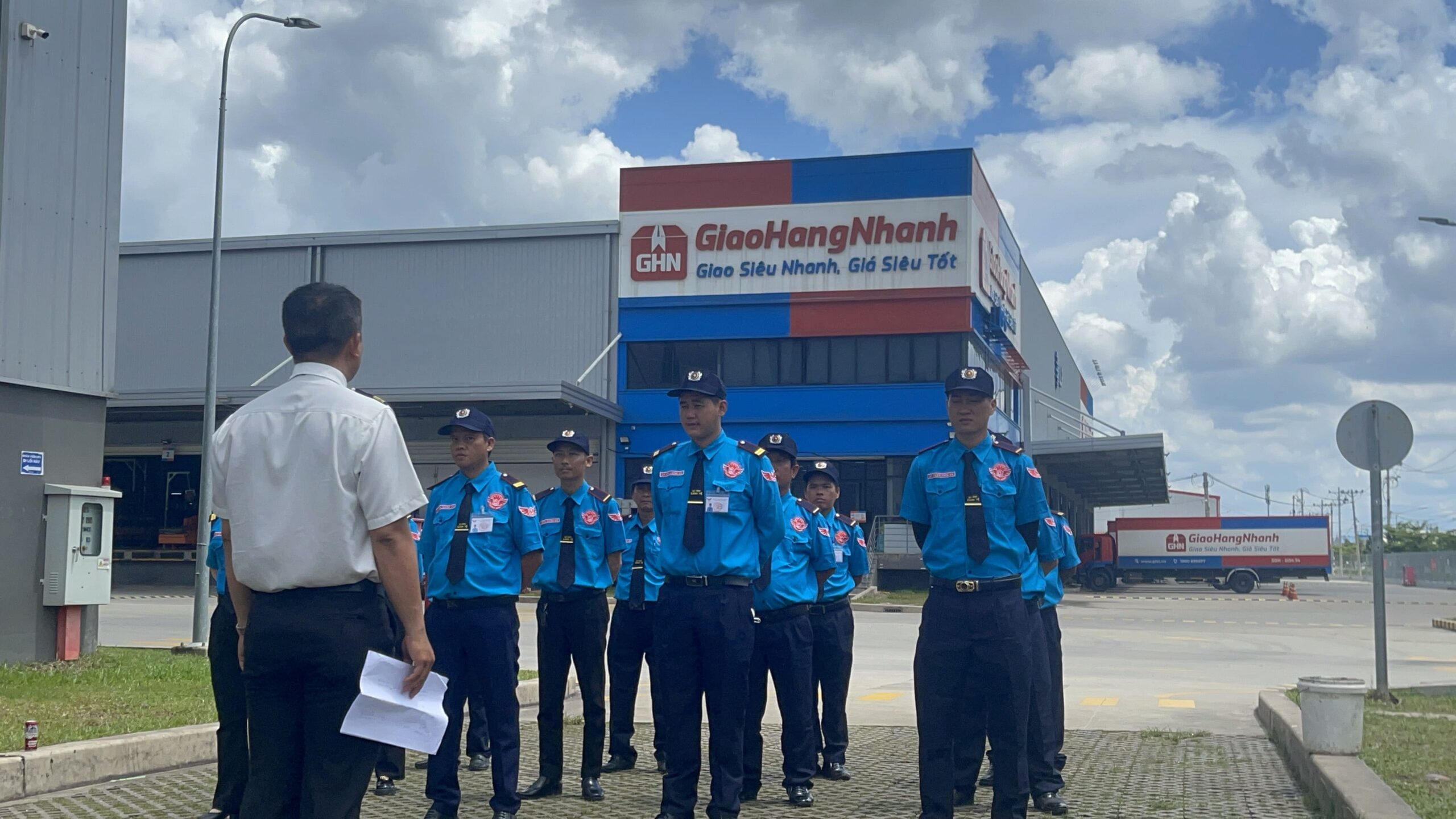 Nhân viên bảo vệ điều lệnh kho bãi