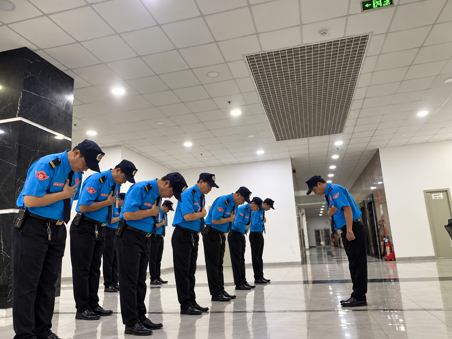 Lực lượng bảo vệ An Ninh Cảnh Vệ đồng loạt cúi chào thể hiện văn hóa phục vụ